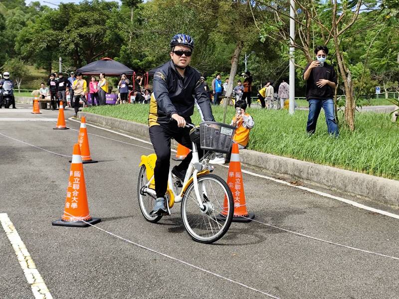 侯帝光校長騎乘腳踏車與學生同樂