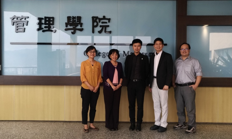 圖3:師長合影,左起研發處國際組江莉琦組長,管理學院馬麗菁院長,UCR區域總監(Mr. Yang Li),財務金融學系楊屯山教授,材料科學工程學系吳芳賓教授