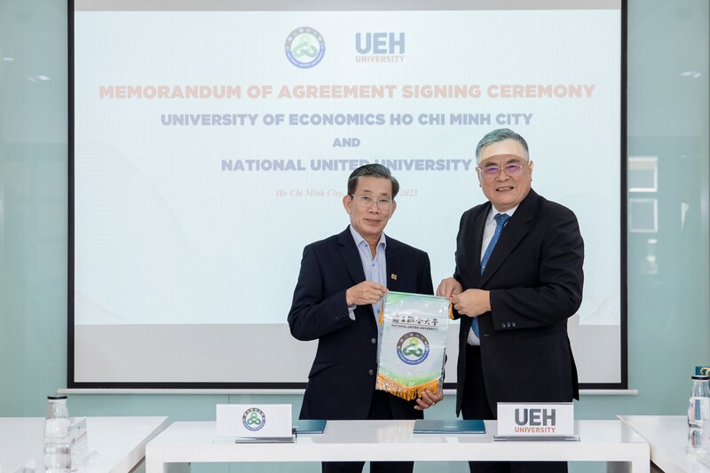 國立聯合大學李偉賢校長(圖右)致贈姊妹校締結紀念牌給胡志明市經濟大學Su Dinh Than校長(圖左)留念圖片