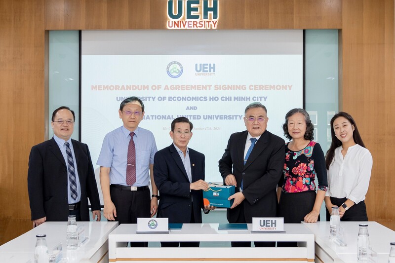 本校與會人員及胡志明市經濟大學Su Dinh Than校長合照圖片