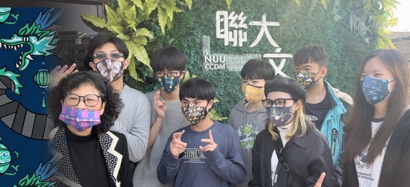 客家基因牆經FB發表後受到媒體關注並主動前來採訪。文創一甲曾昇富（後排左一）、陳柏豪（後排左二）、陳宥愷（後排右二）、李崇甫（前排左二）、宋東儒（後排右一）、陳毓捷（前排右二）、田紫涵（前排右一）與系主任胡愈寧教授共同開心受訪。圖片