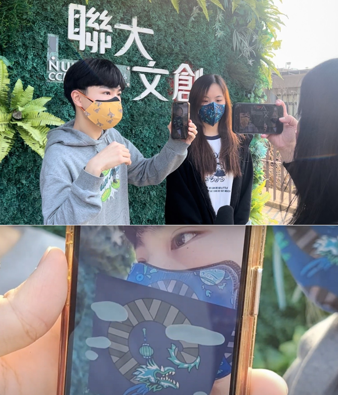 陳宥愷（左）示範用掃描口罩，口罩上的苗栗火旁龍就在客家圓樓上舞動了起來。圖片