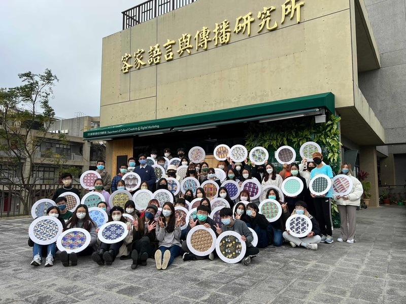 透過熊子扉老師（前排右四）以及李筑軒老師（前排右三）的基礎設計、電腦繪圖、跨媒體軟體應用課程，學生開發出多款可互動的數位客家文創商品圖片